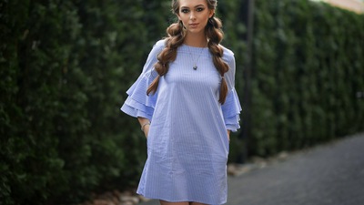 हल्के नीले रंग की पोशाक मॉडल सड़क पर