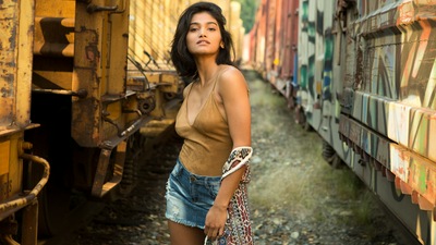 दो ट्रेनों के बीच खड़ी लड़की