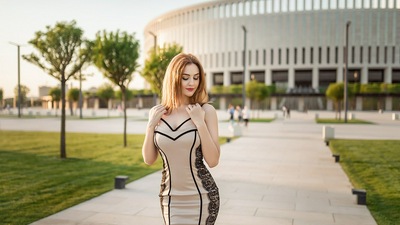 महिला सड़क पर गहराई के क्षेत्र