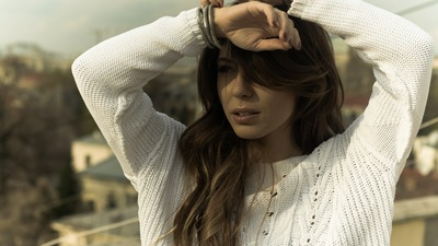 मॉडल उसके हाथ पकड़े